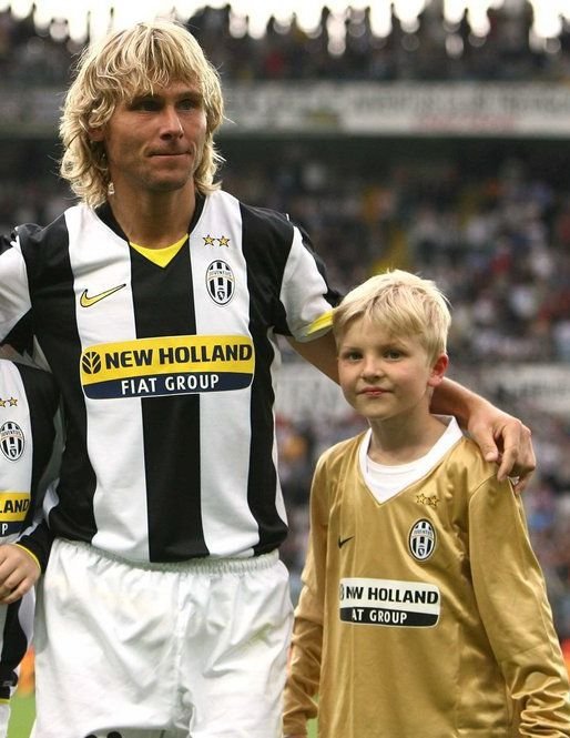 Pavel Nedvěd (12) - Mluví italsky líp než česky, za Juventus by položil život. Ale český trenér ho ukecal, aby hrál pro něj. Tátovi nemohl odmítnout...