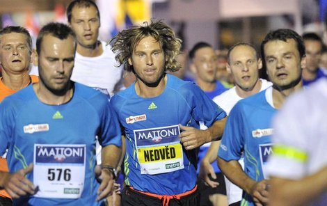 Pavel Nedvěd běžel s bývalým parťákem z reprezentace Vratislavem Lokvencem. Porazil jej o 5 vteřin.