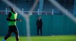 Pavel Nedvěd pozoroval dění na trávníku v době tréninku týmu. Pavel Nedvěd pozoroval dění na trávníku v době tréninku týmu.