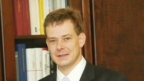 Exministr Pavel Němec získal se svou právnickou kanceláří od VZP podivnou zakázku na počítačový software.