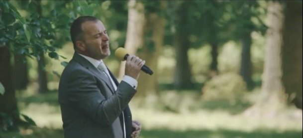 Pavel Novák mladší 18. června zpíval na synově svatbě