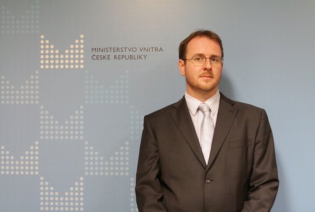 Tiskový mluvčí ministerstva vnitra Pavel Novák je ve funkci teprve krátce. Pokud by se ale jeho ministr opil, dokázal by být při vysvětlování velmi kreativní.