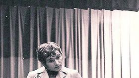 Pavel Novák se někdy kolem roku 1971 podepisuje členkám svého fanklubu v Českém Brodě. Snímek poslal Jaroslav Hlaváček z Českého Brodu