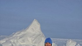 Dobrodruh Novák seskočil padákem na severní pól.