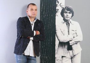 Pavel Novák ml. s fotografií otce, s jehož písničkami koncertuje po republice.