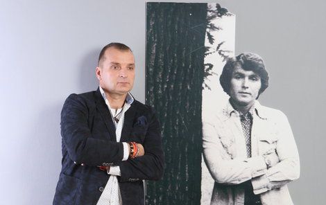Pavel Novák ml. s fotografií otce, s jehož písničkami koncertuje po republice