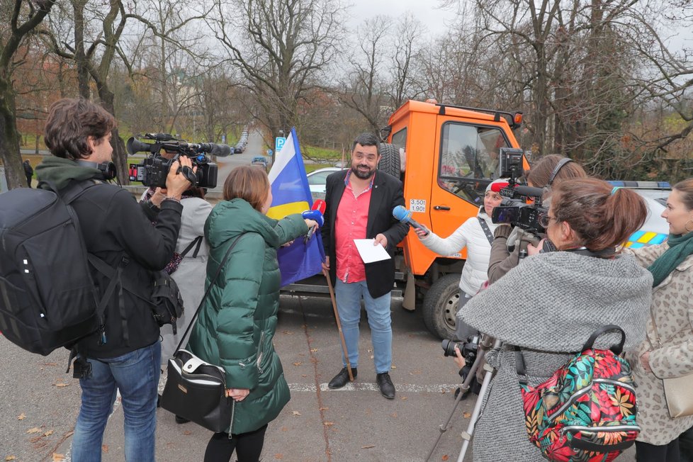 Starosta Novotný přivezl dopis pro Putina v multikáře. (27. 11. 2019)