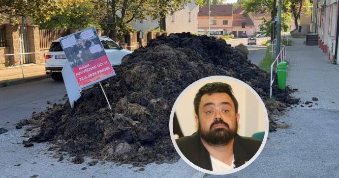 V Řeporyjích před radnici vysypali zemědělci kupu hnoje na protest proti starostovi Pavlovi Novotnému (ODS) (14.5.2024)