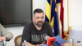 Zastupitelstvo v Řeporyjích, kde se chystá starosta Pavel Novotný rezignovat na post starosty.