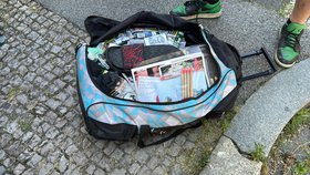 Pavel Novotný ukázal před nástupem do vězení tašku, kterou si nesl s sebou.