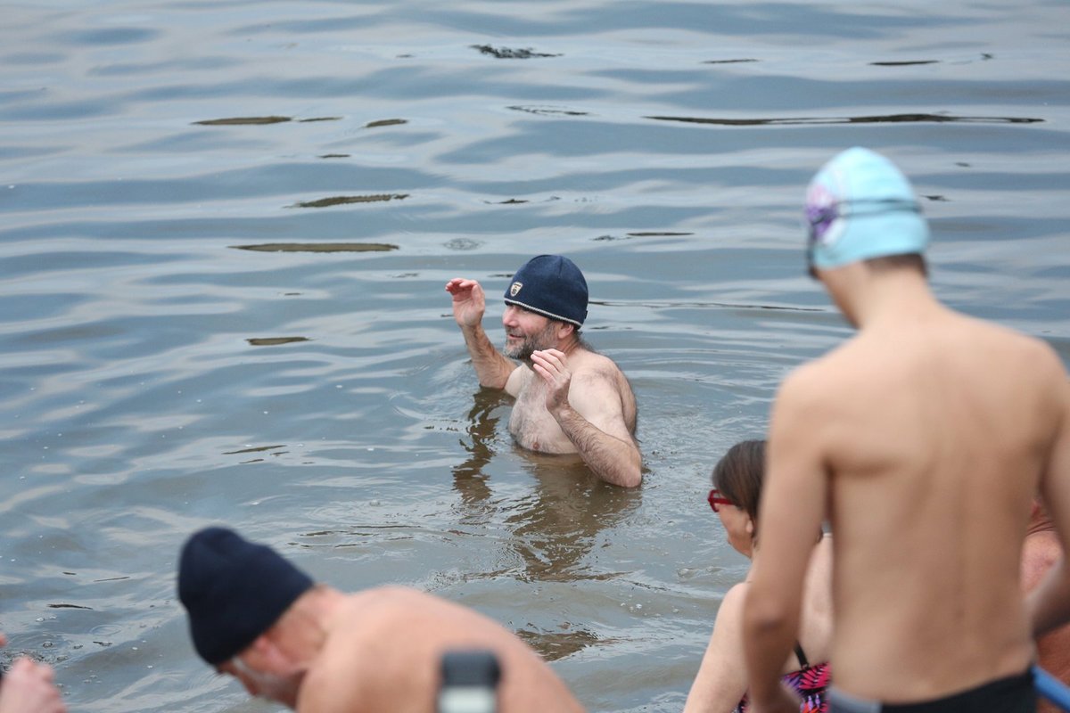 Herci skočili do ledové vody a předvedli několik temp.