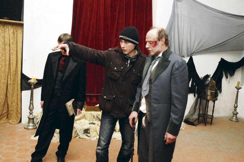 Robin Kašpařík s Pavlem Novým (vpravo) a Zdeňkem Julinou před ponurou scénou s vyvoláváním duchů