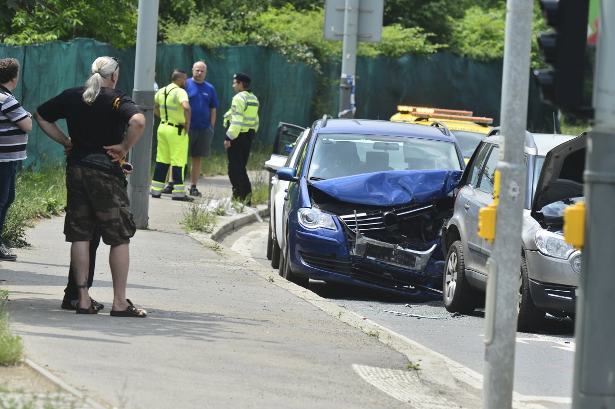 Herec Pavel Nový boural v Praze na Radlické ulici. Při nehodě se dva lidé zranili.