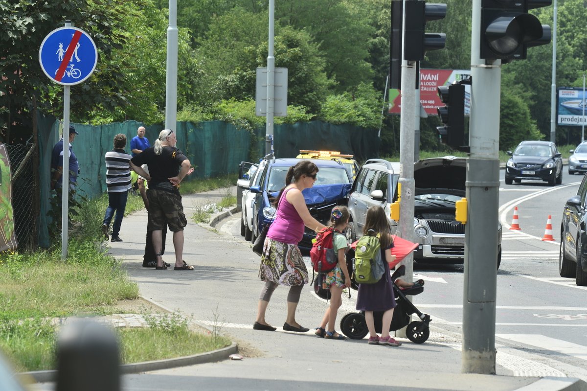 Herec Pavel Nový boural v Praze na Radlické ulici. Při nehodě se dva lidé zranili.