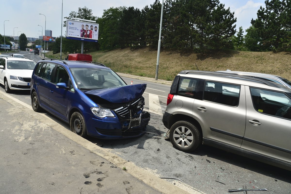 Herec Pavel Nový boural v Praze na Radlické ulici. Při nehodě se dva lidé zranili.