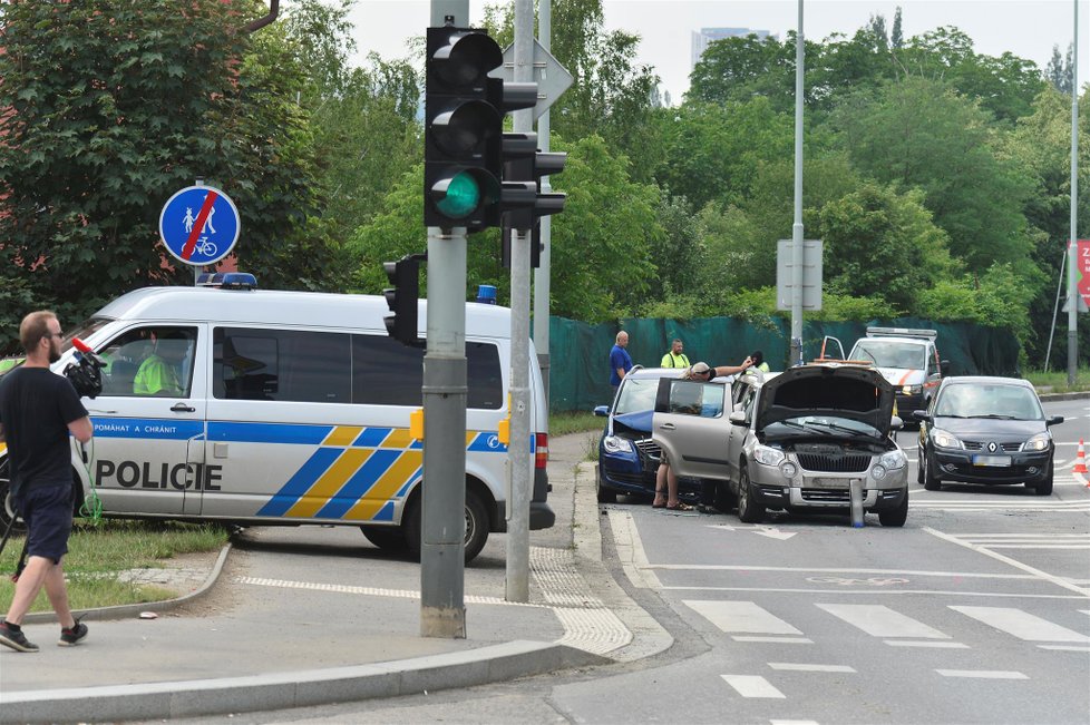 Herec Pavel Nový boural v Praze na Radlické ulici. Při nehodě se dva lidé zranili.