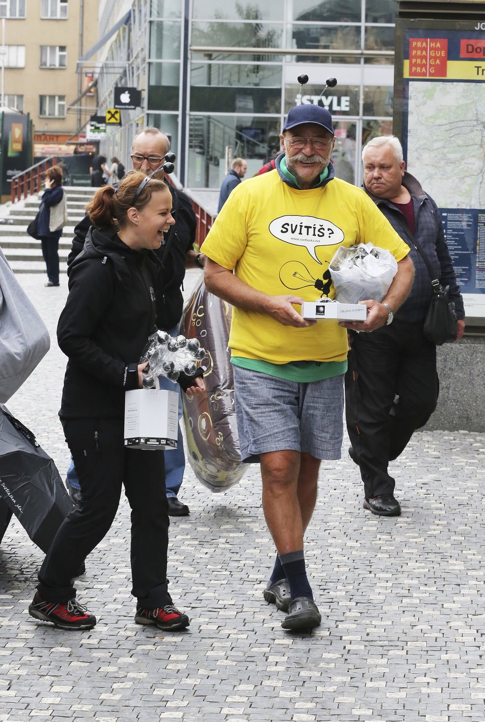 Na úsměv sázel při prodeji drobných předmětů na pomoc nevidomým.