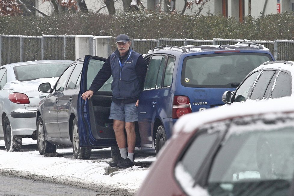 PRAHA-PODOLÍ, ÚTERÝ, 12:00 Nový zastavil své auto u chodníku a spěchal k plotu.