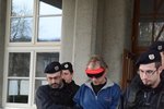 Policisté odvážejí Pavla do vazební věznice