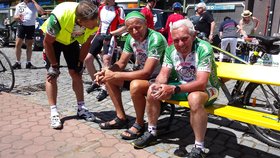 Profesor Pavel Pafko jede v pelotonu Tour Na kole dětem napříč republikou. Spolu s ostatními cyklisty sbírá peníze pro děti nemocné rakovinou.