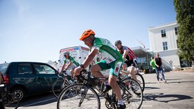 Profesor Pavel Pafko jede v pelotonu Tour Na kole dětem napříč republikou. Spolu s ostatními cyklisty sbírá peníze pro děti nemocné rakovinou.