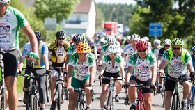 Profesor Pavel Pafko jede v pelotonu Tour Na kole dětem napříč republikou. Spolu s ostatními cyklisty sbírá peníze pro děti nemocné rakovinou.