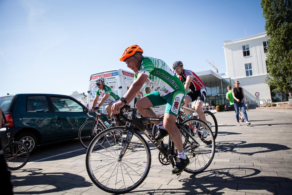 Profesor Pavel Pafko jede v pelotonu Tour Na kole dětem napříč republikou. Spolu s ostatními cyklisty sbírá peníze pro děti nemocné rakovinou.