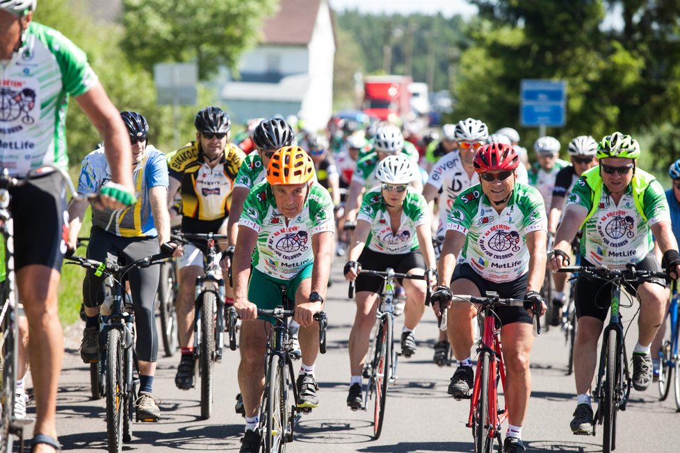 Profesor Pavel Pafko jede v pelotonu Tour Na kole dětem napříč republikou. Spolu s ostatními cyklisty sbírá peníze pro děti nemocné rakovinou.