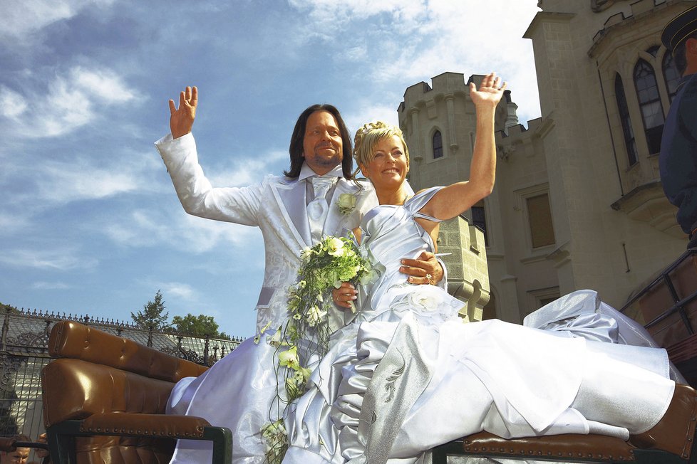 2008: Svatba jako z pohádky. Pomeje a Bartošová si řekli »ano« na zámku Hluboká nad Vltavou.