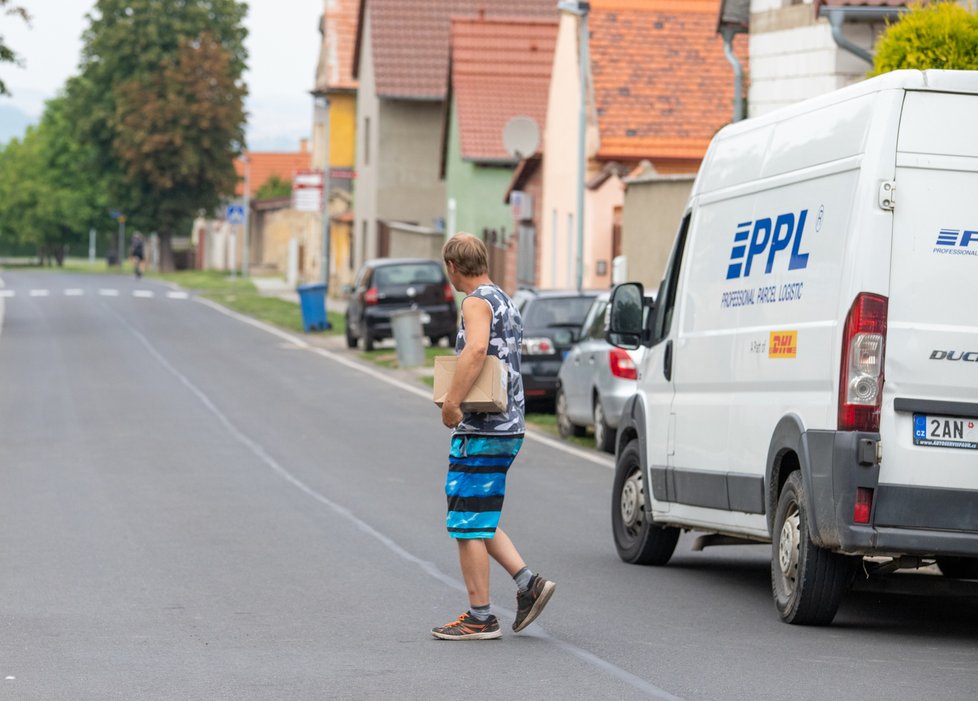 Pavel Paur vyzvedával synovi balíček.