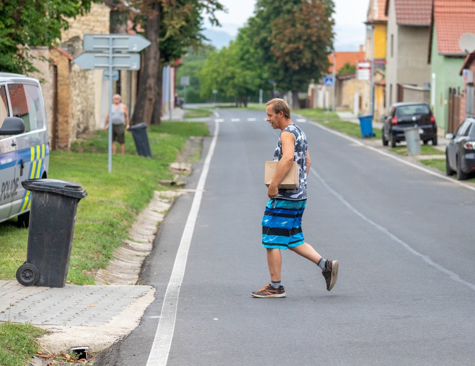 Pavel Paur vyzvedával synovi balíček.