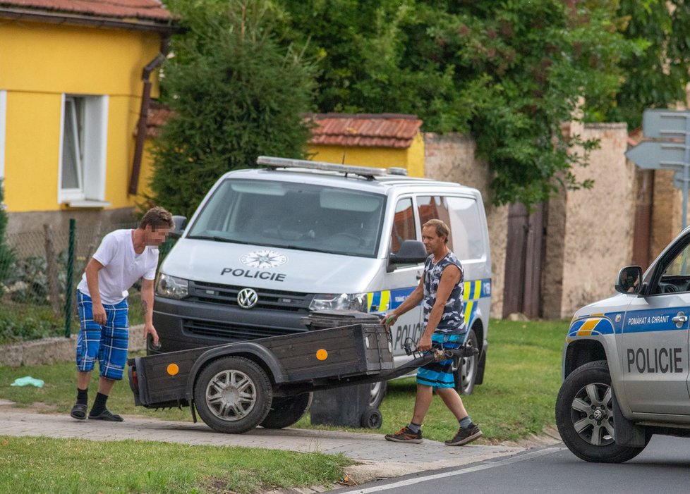 Pavel Paur vyzvedával synovi balíček.