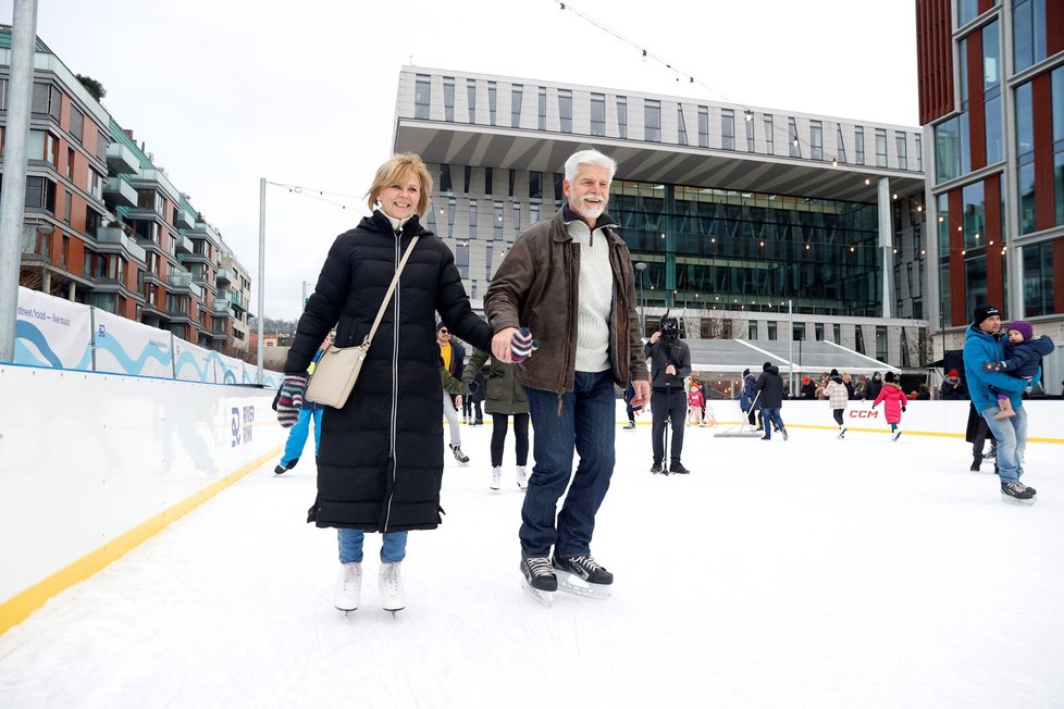Den s prezidentským kandidátem: Petr Pavel s manželkou Evou na bruslích (prosinec 2022)