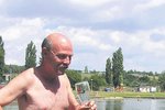 Pavel Plešek (55), jeden ze spokojených návštěvníků kempu, tvrdí, že si s rybami moc nerozumí. "Ale kamarád tady včera vytáhl pěkného sumce," říká.