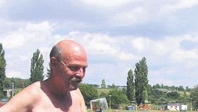 Pavel Plešek (55), jeden ze spokojených návštěvníků kempu, tvrdí, že si s rybami moc nerozumí. "Ale kamarád tady včera vytáhl pěkného sumce," říká.