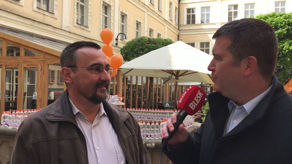 Jan Hamáček a lídr eurokandidátky ČSSD Pavel Poc (ČSSD): S mikrofonem Blesku v rukách mluvili o prvním máji