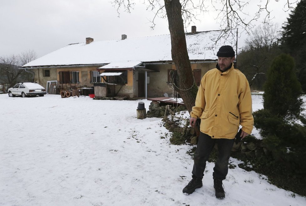 Budova je velká, ale na první pohled je jasné, že pamatuje lepší časy. Občas prý někdo rozbije okna a vleze dovnitř. Co tam očekává, není jasné.