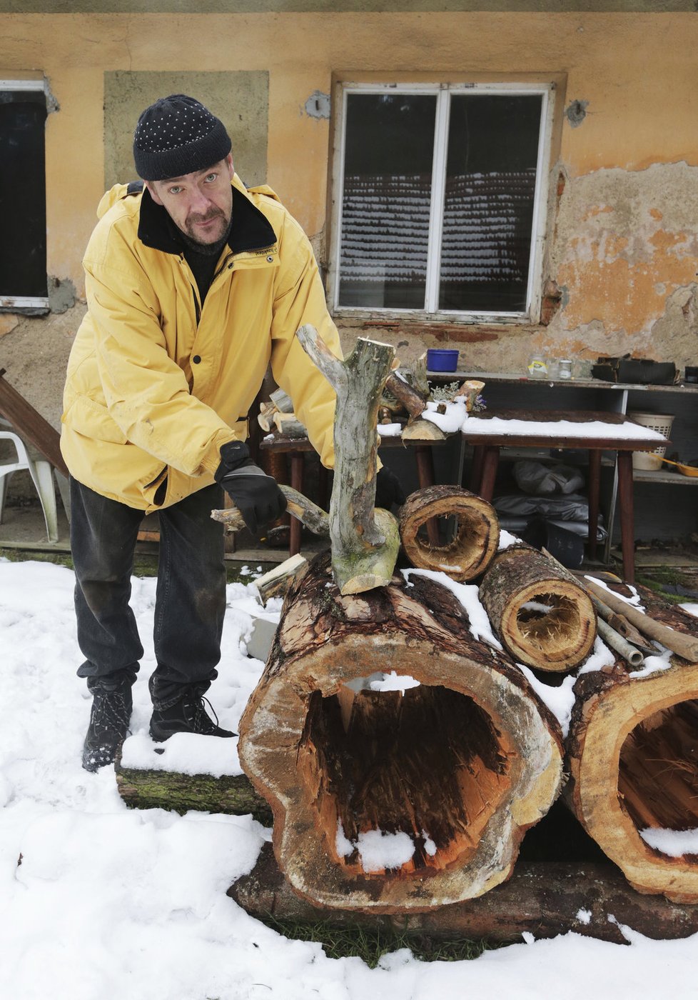 Na dvoře vyrábí Pavel příbytky pro papoušky. Je to jeho zdroj příjmů. Z poraženého stromu odřízne velké poleno, vydlabe ho a přitluče větev, na níž bude opeřenec sedět.