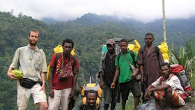 Pavel Pokluda (zcela vlevo) na jedné z výprav po tropickém ostrově s domorodými průvodci