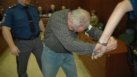Pavel Pokorný (53) byl odsouzen za přípravy dvojnásobné vraždy. Celý proces vydržel mít skloněnou hlavu, aby si schoval před novináři tvář.