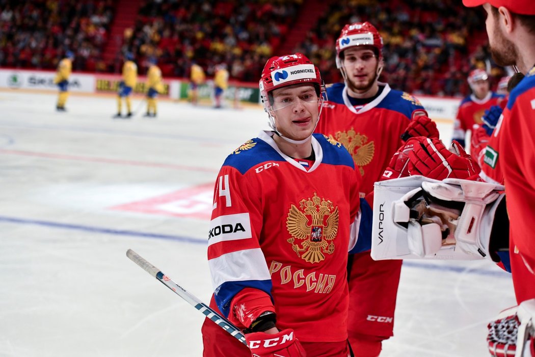 Pavel Poryadin oslavuje vstřelenou branku do sítě Švédska