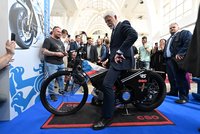 Pavel na jižní Moravě: Vyrazil bez manželky Evy, na veletrhu osedlal plochodrážní motorku!