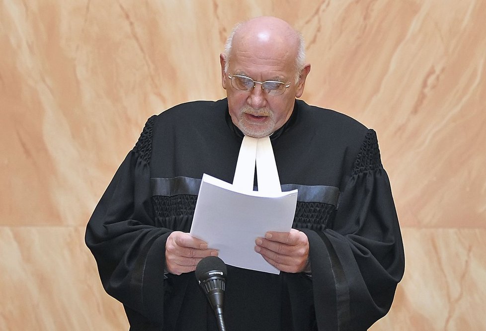 Předsedovi Ústavního soudu Pavlu Rychetskému věří nejvíce lidí.