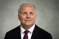 Bulovka se musí omluvit podnikateli Sehnalovi, přednostně očkovat se ale neměl. Nemocnice: Měli jsme to krýt?