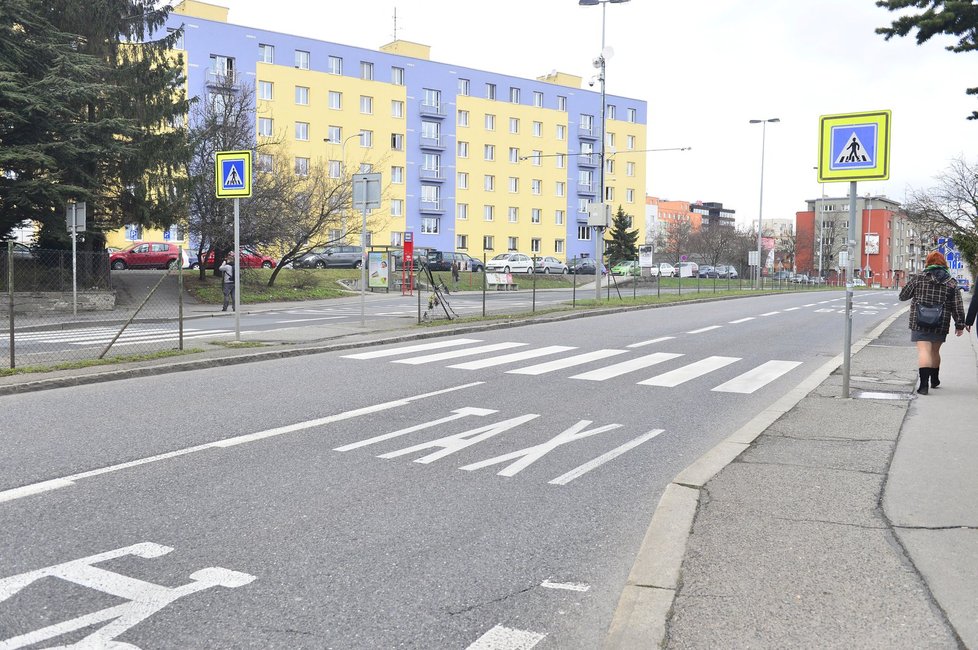 Na této autobusové zastávce v Michelské ulici v Praze 4 byl herec Pavel Šimčík přepaden.