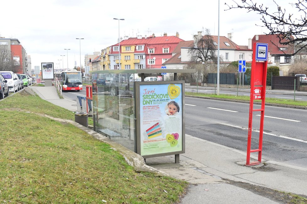 Na této autobusové zastávce v Michelské ulici v Praze 4 byl herec Pavel Šimčík přepaden.