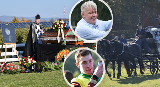 Pohřeb Pavla Složila st. (†56) na závodišti: Syn se skrýval v davu! Pohřeb Pavla Složila st. (†56) na závodišti: Syn se skrýval v davu!