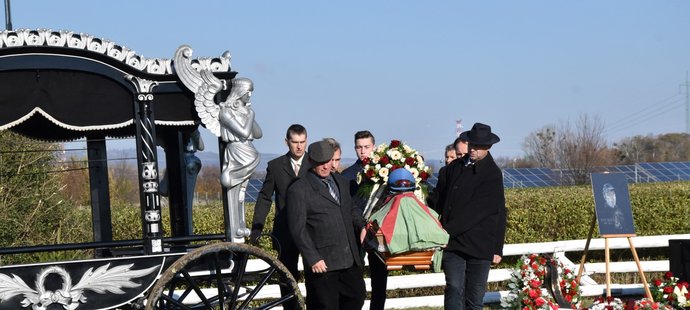 Po smutečním obřadu byly ostatky Pavla Složila naloženy na pohřební vůz tažený dvěma vraníky.