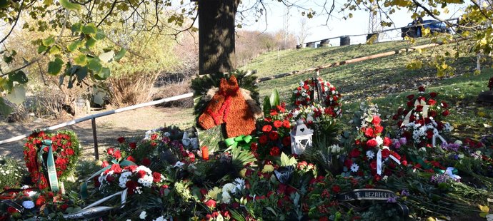 Na začátku radslavické dostihové dráhy vzniklo z pohřebních věnců a květin malé pietní místo