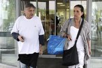 Pavel Soukup s manželkou Isabelou ve chvíli, kdy po hercově kolapsu opouštěli nemocnici.